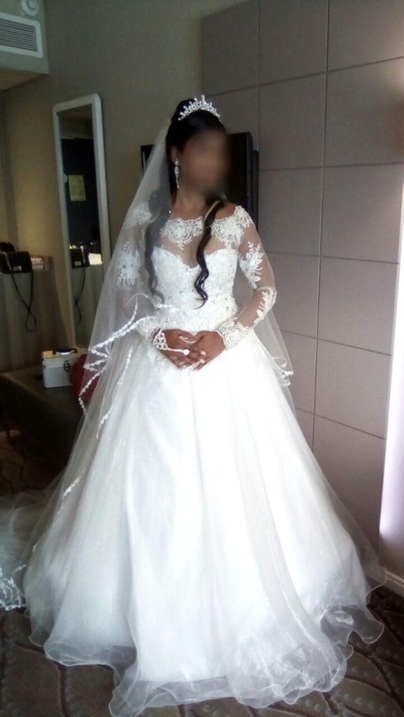 Stunning Wedding  Dress  with Buffon Veil for HIRE  Junk Mail